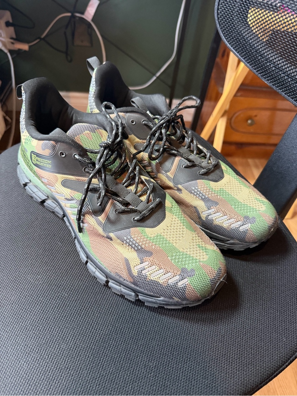Men's Camouflage Athletic Sneakers - Black & Green